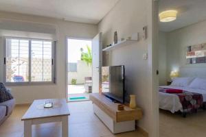 TV a/nebo společenská místnost v ubytování Bungalow Pink garden - Winter by the Sea