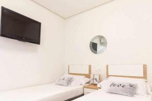 Postel nebo postele na pokoji v ubytování Bungalow Pink garden - Winter by the Sea + 38 fotografií