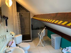 Ein Badezimmer in der Unterkunft Le Castillon