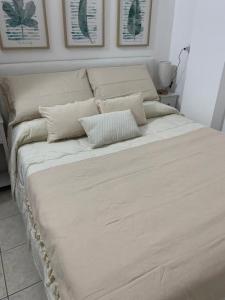 een groot wit bed met 2 kussens erop bij APPARTAMENTO CAMPO IMPERATORE in Castel del Monte