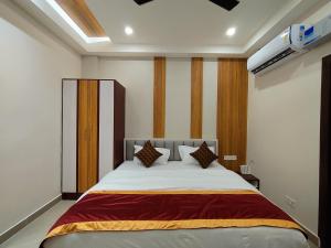 ein Schlafzimmer mit einem großen Bett in einem Zimmer in der Unterkunft Royal Rooms and Banquet in Lucknow