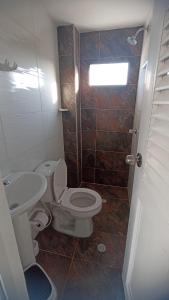 ein Bad mit einem WC und einem Waschbecken in der Unterkunft Apartamento Cómodo y encantador en cartagena in Cartagena de Indias