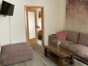 a living room with a couch and a coffee table at Ferienwohnung Sonne in Landstuhl