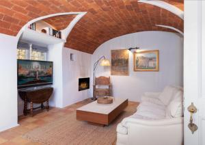ein Wohnzimmer mit einer weißen Couch und einem Klavier in der Unterkunft Finca Mas Gotas Costa Brava - BY EMERALD STAY in Vall-llobrega