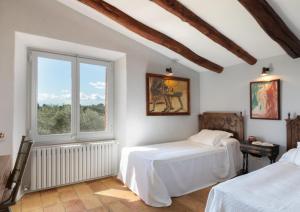 1 dormitorio con 2 camas y ventana en Finca Mas Gotas Costa Brava - BY EMERALD STAY, en Vall-Llobrega