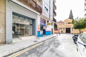 an empty street in front of a building at Apartamento céntrico en Granada in Granada