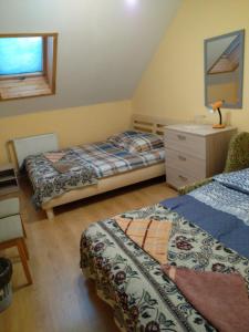 1 dormitorio con 2 camas, vestidor y ventana en Lapegles 2, en Ludza