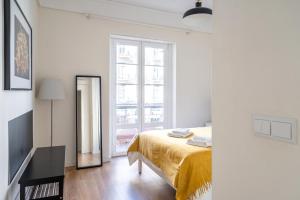 リスボンにあるAkicity Marques Pearl IIの白い部屋(ベッド1台、鏡付)