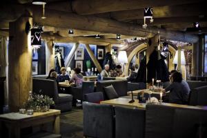 Reštaurácia alebo iné gastronomické zariadenie v ubytovaní Piwnica Rycerska Kęty