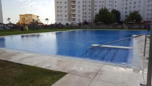 duży błękitny basen w mieście w obiekcie Apartamento Cañadilla MRZ Rentals w mieście El Puerto de Santa María