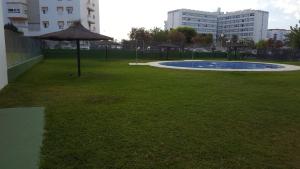 park z parasolką w trawie w obiekcie Apartamento Cañadilla MRZ Rentals w mieście El Puerto de Santa María