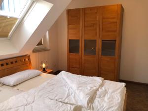 Postel nebo postele na pokoji v ubytování Fritz_Reuter_Str_Sonnenuhr_Wg_5