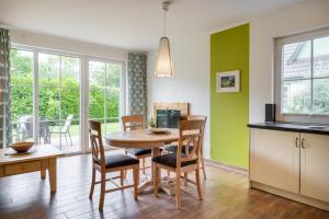 uma cozinha e sala de jantar com mesa e cadeiras em Dorfstr_ OT Mueggenburg em Klein Kirr
