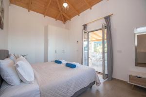 En eller flere senge i et værelse på Spartia sea view Villa by "elite" + 35 billeder