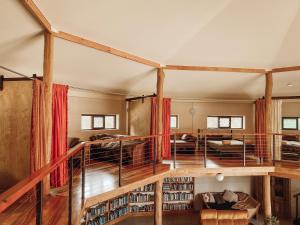 una gran sala de estar con suelos y techos de madera. en Peaceful Eco-Stay in Osmington - the Meeting House, en Rosa Brook