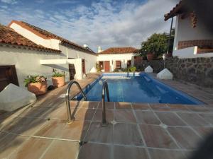 a swimming pool in the backyard of a house at Casa Rural Finca Paraíso Valle de Guerra in Valle de Guerra