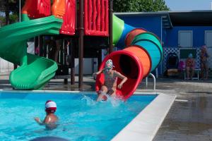 Bazén v ubytování Club del Sole Adriatico Cervia Easy Camping Village nebo v jeho okolí