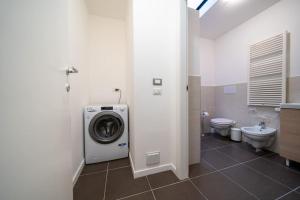 納維廖河畔切爾努斯科的住宿－Beat House&Apartments: ABBA，一间带洗衣机和卫生间的浴室