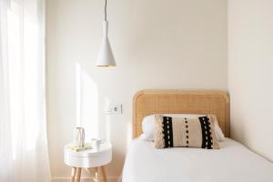 Posteľ alebo postele v izbe v ubytovaní WOW Apartments by Olala Homes