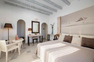 Villa Cavalieri Country Hotel في بولا: غرفة نوم بسرير وطاولة ومرآة