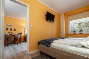 - une chambre avec un lit, une fenêtre et une table dans l'établissement Haus Meeresgruß, Appartement Flair, à Grömitz