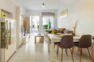 A seating area at Apartamento Pink Vistabella