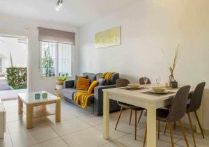 A seating area at Apartamento Pink Vistabella