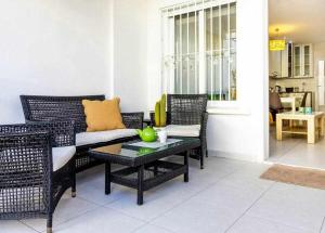 A seating area at Apartamento Pink Vistabella