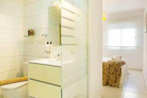 A bathroom at Apartamento Pink Vistabella