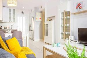 A television and/or entertainment centre at Apartamento Pink Vistabella