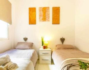 A bed or beds in a room at Apartamento Pink Vistabella