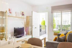 A television and/or entertainment centre at Apartamento Pink Vistabella