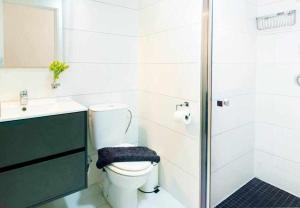 A bathroom at Apartamento Pink Vistabella