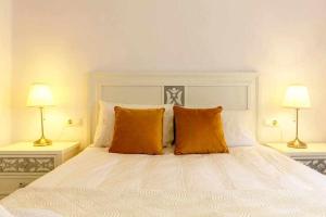 A bed or beds in a room at Apartamento Pink Vistabella