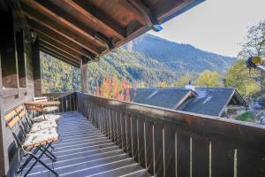 einen Balkon mit Stühlen und Bergblick in der Unterkunft Chalet Quattro in Mörel