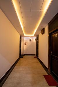 un pasillo en un edificio de oficinas con techo en Grey Castle - Hotel Near Haridwar Railway station, en Haridwar