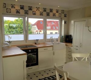 Köök või kööginurk majutusasutuses Historisches Stadthaus Norden Stadtperle Norden +25 fotot