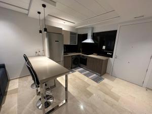 cocina con mesa en el centro de una habitación en Le LUXE EN BORD DE MER, en Tánger