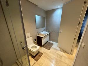 Un baño pequeño con inodoro y lavabo. en Le LUXE EN BORD DE MER, en Tánger 4 fotos más