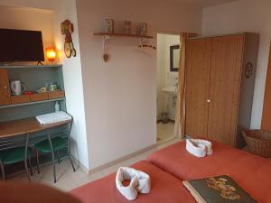 een kamer met een bed, een bureau en een keuken bij Au Coeur d'Acren in Lessines