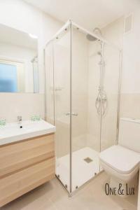 ein Bad mit einer Dusche, einem WC und einem Waschbecken in der Unterkunft O&L Aire - Spacious and Bright Apartment in the Heart of Seville in Sevilla
