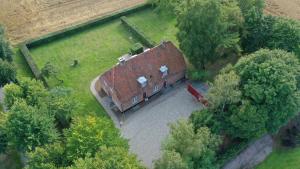 una vista aerea di una grande casa con tetto rosso di Forvalterboligen a Hadsund