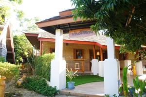 een huis met een bord erop bij Rimsuan Garden Home in Chiang Mai