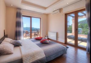 ein Schlafzimmer mit einem Bett und einem großen Fenster in der Unterkunft Vila Plima in Becici