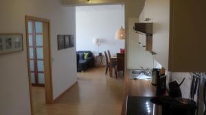 um corredor com uma sala de estar e uma sala de jantar em Ferienwohnung Deichblick em Dornumersiel