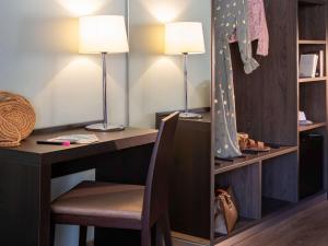 a room with a desk with a chair and two lamps at ibis Styles Beaulieu sur Mer in Beaulieu-sur-Mer