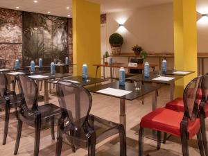 a restaurant with tables and chairs in a room at ibis Styles Beaulieu sur Mer in Beaulieu-sur-Mer