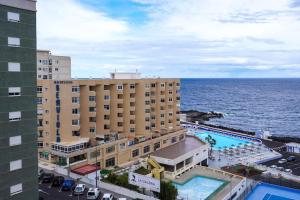 vista su un hotel con l'oceano sullo sfondo di Blue Batayola Pool a Candelaria