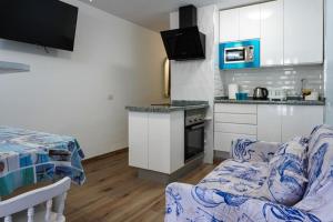 un soggiorno con divano e una cucina di Blue Batayola Pool a Candelaria