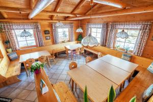 einen Blick über ein Esszimmer mit Tischen und Stühlen in der Unterkunft Almbauer Morgenbesser in Trattenbach